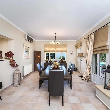 Villa Sleeps 6 Pool Air Con Wifi Menegata